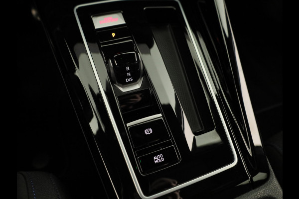 Volkswagen Golf 1.5 eHybrid GTE 272 pk Automaat (DSG) | Verlengde garantie | Navigatie | Panoramadak | Trekhaak (wegklapbaar) | Parkeersensoren (Park assist) | Achteruitrijcamera | Stoelverwarming |