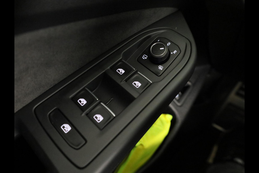 Volkswagen Golf 1.5 eHybrid GTE 272 pk Automaat (DSG) | Verlengde garantie | Navigatie | Panoramadak | Trekhaak (wegklapbaar) | Parkeersensoren (Park assist) | Achteruitrijcamera | Stoelverwarming |