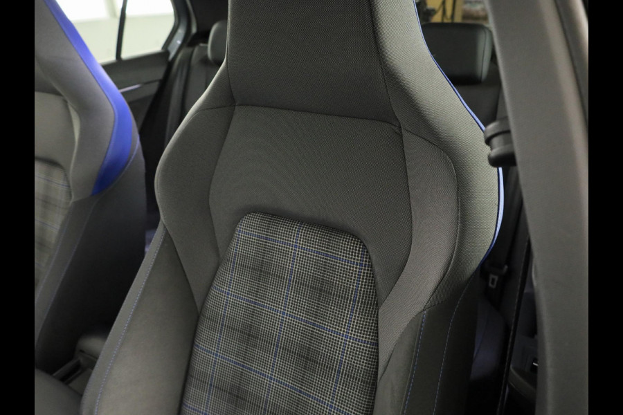 Volkswagen Golf 1.5 eHybrid GTE 272 pk Automaat (DSG) | Verlengde garantie | Navigatie | Panoramadak | Trekhaak (wegklapbaar) | Parkeersensoren (Park assist) | Achteruitrijcamera | Stoelverwarming |