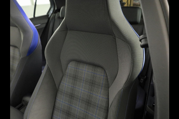 Volkswagen Golf 1.5 eHybrid GTE 272 pk Automaat (DSG) | Verlengde garantie | Navigatie | Panoramadak | Trekhaak (wegklapbaar) | Parkeersensoren (Park assist) | Achteruitrijcamera | Stoelverwarming |
