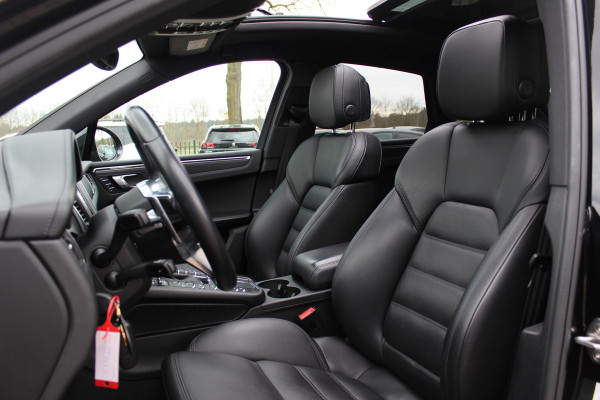 Porsche Macan 2.0 / NL Auto / Dealer onderhouden / Panoramadak / Camera / Luchtvering / Sportdesign+Chrono / 21'' / Adaptieve stoelen / CarPlay / Bose / DAB / Stoelverwarming / ACC