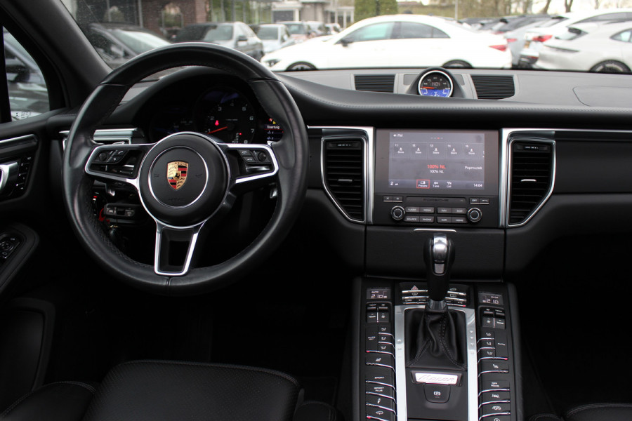 Porsche Macan 2.0 / NL Auto / Dealer onderhouden / Panoramadak / Camera / Luchtvering / Sportdesign+Chrono / 21'' / Adaptieve stoelen / CarPlay / Bose / DAB / Stoelverwarming / ACC