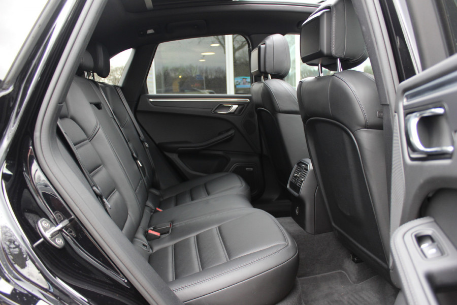 Porsche Macan 2.0 / NL Auto / Dealer onderhouden / Panoramadak / Camera / Luchtvering / Sportdesign+Chrono / 21'' / Adaptieve stoelen / CarPlay / Bose / DAB / Stoelverwarming / ACC