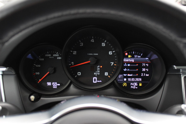 Porsche Macan 2.0 / NL Auto / Dealer onderhouden / Panoramadak / Camera / Luchtvering / Sportdesign+Chrono / 21'' / Adaptieve stoelen / CarPlay / Bose / DAB / Stoelverwarming / ACC