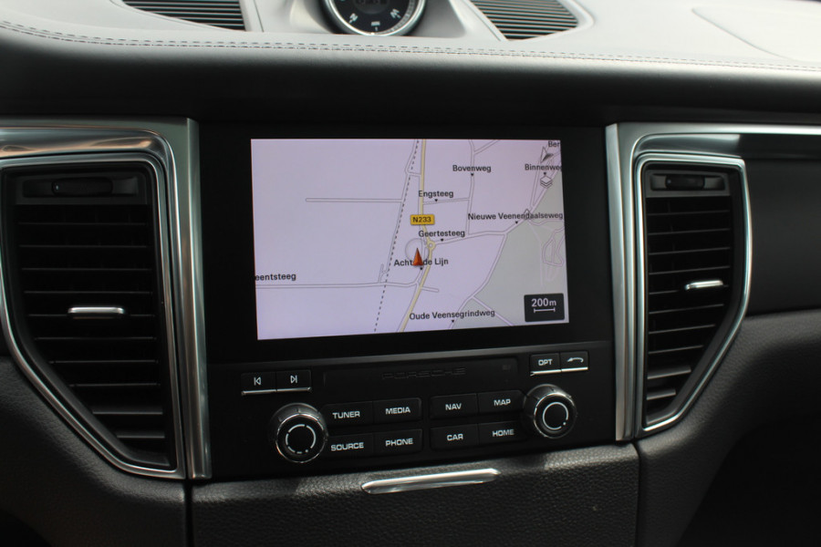 Porsche Macan 2.0 / NL Auto / Dealer onderhouden / Panoramadak / Camera / Luchtvering / Sportdesign+Chrono / 21'' / Adaptieve stoelen / CarPlay / Bose / DAB / Stoelverwarming / ACC