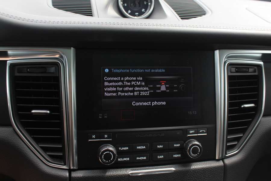 Porsche Macan 2.0 / NL Auto / Dealer onderhouden / Panoramadak / Camera / Luchtvering / Sportdesign+Chrono / 21'' / Adaptieve stoelen / CarPlay / Bose / DAB / Stoelverwarming / ACC