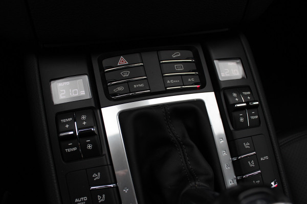 Porsche Macan 2.0 / NL Auto / Dealer onderhouden / Panoramadak / Camera / Luchtvering / Sportdesign+Chrono / 21'' / Adaptieve stoelen / CarPlay / Bose / DAB / Stoelverwarming / ACC