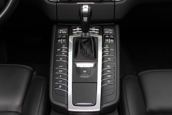 Porsche Macan 2.0 / NL Auto / Dealer onderhouden / Panoramadak / Camera / Luchtvering / Sportdesign+Chrono / 21'' / Adaptieve stoelen / CarPlay / Bose / DAB / Stoelverwarming / ACC