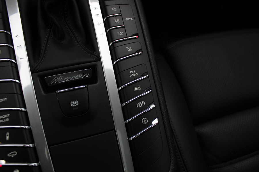 Porsche Macan 2.0 / NL Auto / Dealer onderhouden / Panoramadak / Camera / Luchtvering / Sportdesign+Chrono / 21'' / Adaptieve stoelen / CarPlay / Bose / DAB / Stoelverwarming / ACC