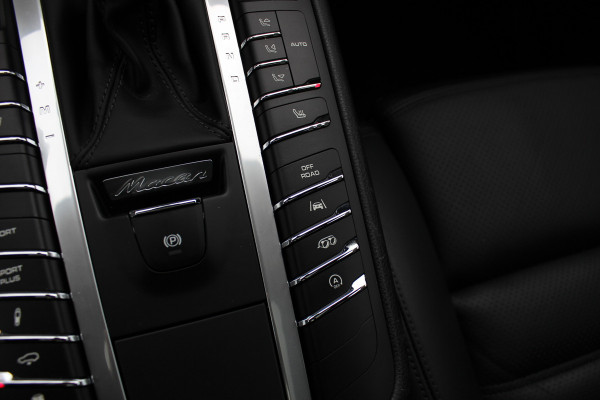 Porsche Macan 2.0 / NL Auto / Dealer onderhouden / Panoramadak / Camera / Luchtvering / Sportdesign+Chrono / 21'' / Adaptieve stoelen / CarPlay / Bose / DAB / Stoelverwarming / ACC
