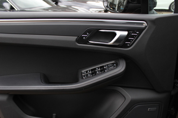 Porsche Macan 2.0 / NL Auto / Dealer onderhouden / Panoramadak / Camera / Luchtvering / Sportdesign+Chrono / 21'' / Adaptieve stoelen / CarPlay / Bose / DAB / Stoelverwarming / ACC