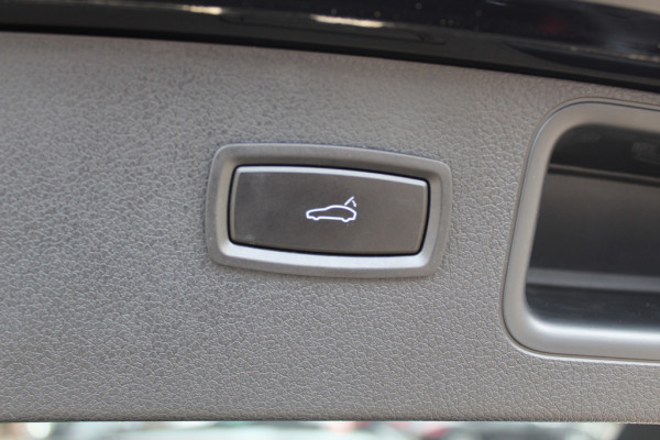 Porsche Macan 2.0 / NL Auto / Dealer onderhouden / Panoramadak / Camera / Luchtvering / Sportdesign+Chrono / 21'' / Adaptieve stoelen / CarPlay / Bose / DAB / Stoelverwarming / ACC