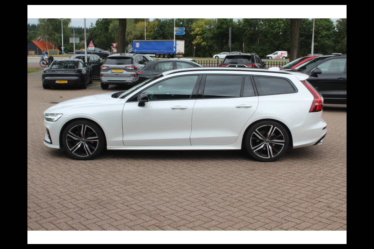 Volvo V60 2.0 T5 R-Design / Trekhaak / Panoramadak / Camera / Leder / Harman Kardon / 20'' / Keyless / CarPlay / Stuurverwarming / Stoelverwarming 4x / DAB / Dodehoek / Cruise Control