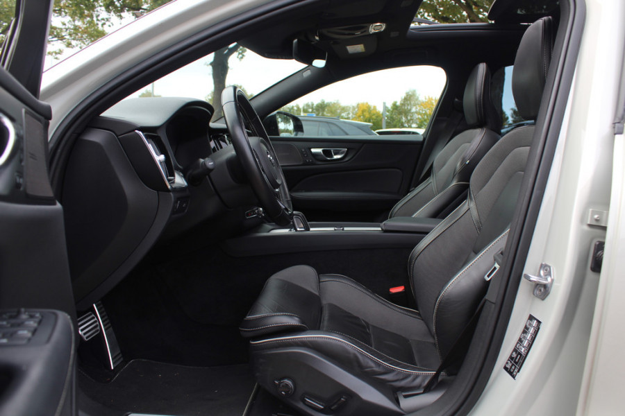 Volvo V60 2.0 T5 R-Design / Trekhaak / Panoramadak / Camera / Leder / Harman Kardon / 20'' / Keyless / CarPlay / Stuurverwarming / Stoelverwarming 4x / DAB / Dodehoek / Cruise Control