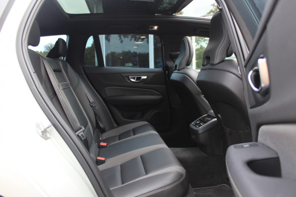 Volvo V60 2.0 T5 R-Design / Trekhaak / Panoramadak / Camera / Leder / Harman Kardon / 20'' / Keyless / CarPlay / Stuurverwarming / Stoelverwarming 4x / DAB / Dodehoek / Cruise Control