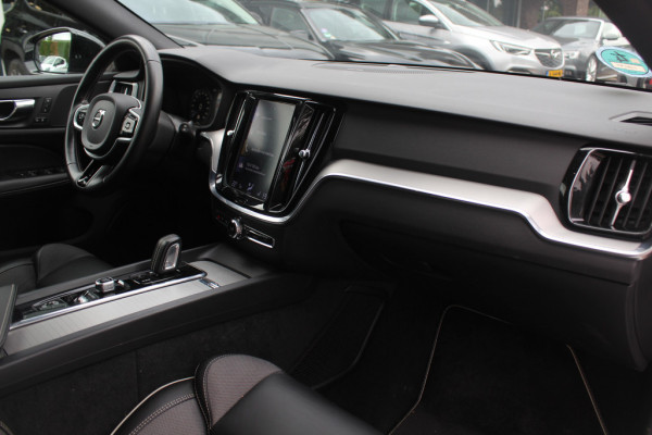Volvo V60 2.0 T5 R-Design / Trekhaak / Panoramadak / Camera / Leder / Harman Kardon / 20'' / Keyless / CarPlay / Stuurverwarming / Stoelverwarming 4x / DAB / Dodehoek / Cruise Control