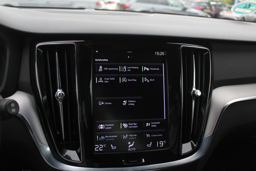 Volvo V60 2.0 T5 R-Design / Trekhaak / Panoramadak / Camera / Leder / Harman Kardon / 20'' / Keyless / CarPlay / Stuurverwarming / Stoelverwarming 4x / DAB / Dodehoek / Cruise Control