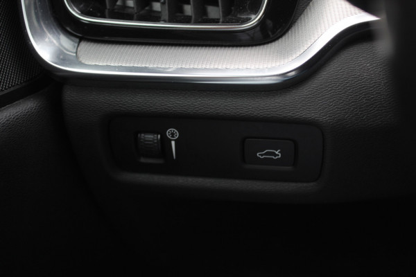 Volvo V60 2.0 T5 R-Design / Trekhaak / Panoramadak / Camera / Leder / Harman Kardon / 20'' / Keyless / CarPlay / Stuurverwarming / Stoelverwarming 4x / DAB / Dodehoek / Cruise Control