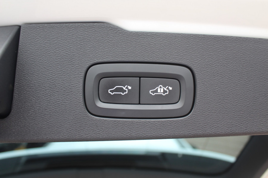 Volvo V60 2.0 T5 R-Design / Trekhaak / Panoramadak / Camera / Leder / Harman Kardon / 20'' / Keyless / CarPlay / Stuurverwarming / Stoelverwarming 4x / DAB / Dodehoek / Cruise Control