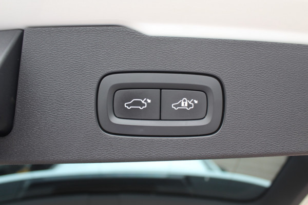 Volvo V60 2.0 T5 R-Design / Trekhaak / Panoramadak / Camera / Leder / Harman Kardon / 20'' / Keyless / CarPlay / Stuurverwarming / Stoelverwarming 4x / DAB / Dodehoek / Cruise Control