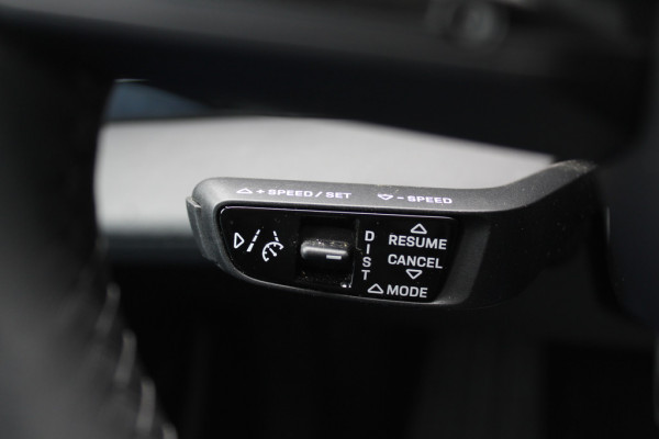 Porsche Taycan Performance 84 kWh / Panoramadak / 360Camera / Luchtvering / Sportchrono / 21'' / Bose / Keyless / Adaptieve Stoelen / Stuur+Stoelverwarming / Dodehoek / DAB / ACC