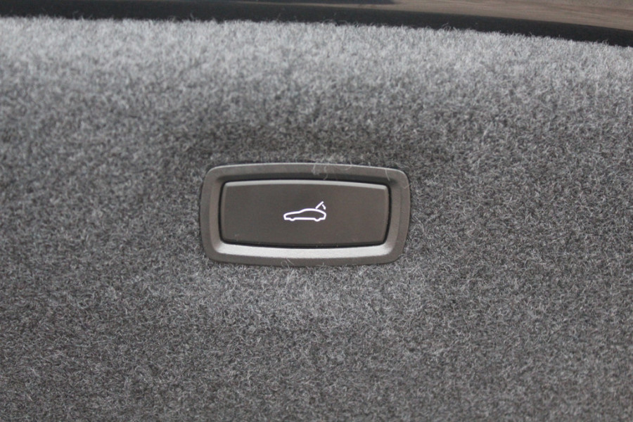 Porsche Taycan Performance 84 kWh / Panoramadak / 360Camera / Luchtvering / Sportchrono / 21'' / Bose / Keyless / Adaptieve Stoelen / Stuur+Stoelverwarming / Dodehoek / DAB / ACC