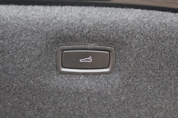 Porsche Taycan Performance 84 kWh / Panoramadak / 360Camera / Luchtvering / Sportchrono / 21'' / Bose / Keyless / Adaptieve Stoelen / Stuur+Stoelverwarming / Dodehoek / DAB / ACC