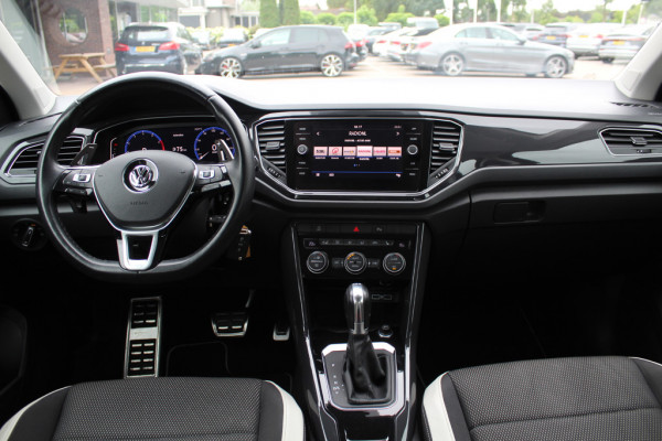 Volkswagen T-Roc 1.5 TSI Sport / Trekhaak / Camera / Virtual Cockpit / Keyless / 17'' / CarPlay / Stuur+Stoelverwarming / DAB / ACC