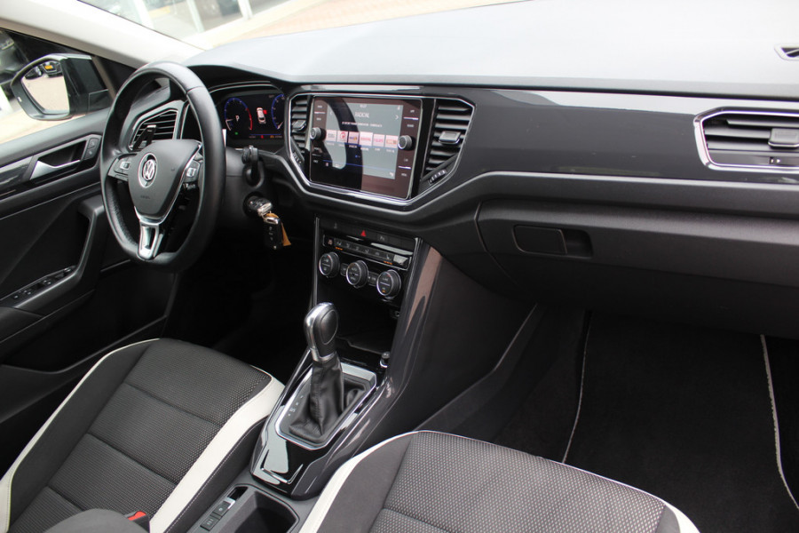 Volkswagen T-Roc 1.5 TSI Sport / Trekhaak / Camera / Virtual Cockpit / Keyless / 17'' / CarPlay / Stuur+Stoelverwarming / DAB / ACC