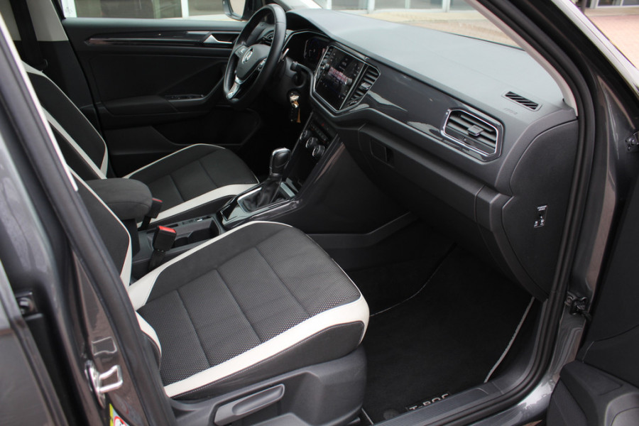 Volkswagen T-Roc 1.5 TSI Sport / Trekhaak / Camera / Virtual Cockpit / Keyless / 17'' / CarPlay / Stuur+Stoelverwarming / DAB / ACC