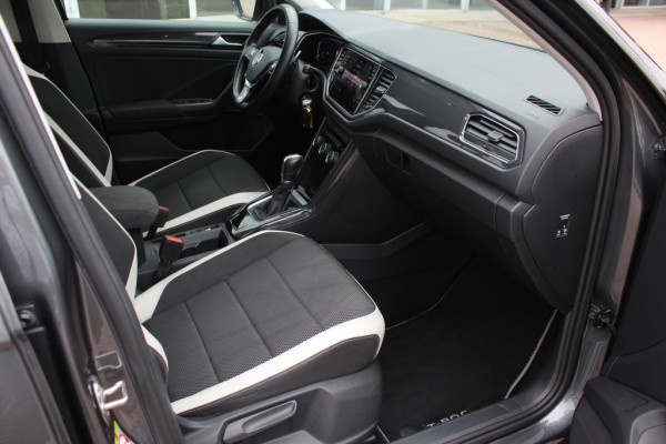 Volkswagen T-Roc 1.5 TSI Sport / Trekhaak / Camera / Virtual Cockpit / Keyless / 17'' / CarPlay / Stuur+Stoelverwarming / DAB / ACC