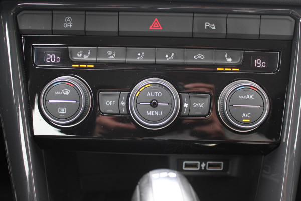 Volkswagen T-Roc 1.5 TSI Sport / Trekhaak / Camera / Virtual Cockpit / Keyless / 17'' / CarPlay / Stuur+Stoelverwarming / DAB / ACC