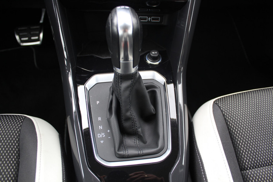 Volkswagen T-Roc 1.5 TSI Sport / Trekhaak / Camera / Virtual Cockpit / Keyless / 17'' / CarPlay / Stuur+Stoelverwarming / DAB / ACC