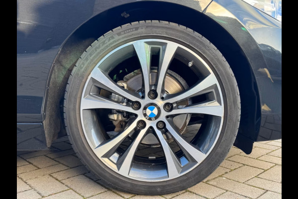 BMW 2 Serie Cabrio 218iA LUXURY ** LED, LEDER, APPLE/ANDROID, HiFi, 18-inch LMV, 2-zone AIRCO ** 2e EIG - Slechts 58.638km ** ** INFORMEER OOK NAAR ONZE AANTREKKELIJKE FINANCIAL-LEASE TARIEVEN **