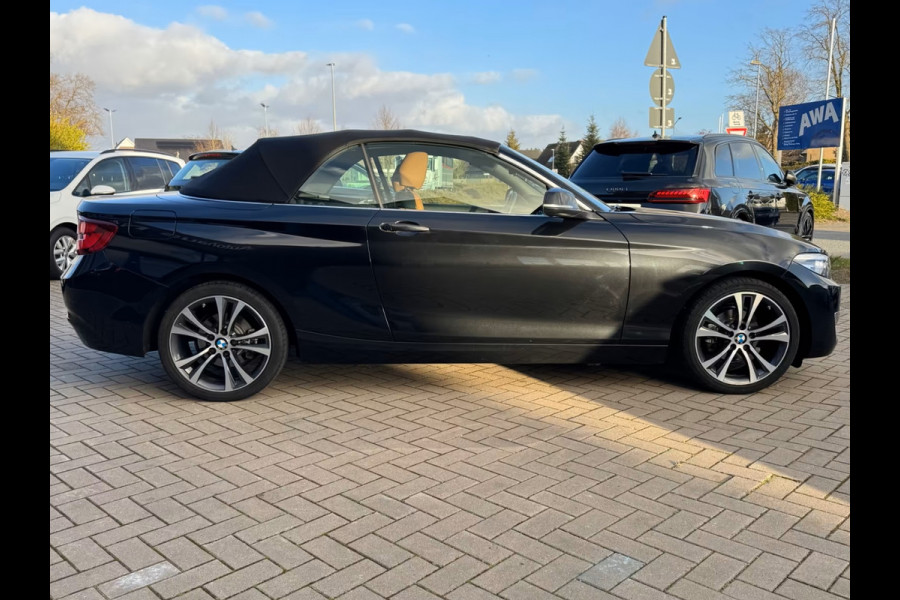BMW 2 Serie Cabrio 218iA LUXURY ** LED, LEDER, APPLE/ANDROID, HiFi, 18-inch LMV, 2-zone AIRCO ** 2e EIG - Slechts 58.638km ** ** INFORMEER OOK NAAR ONZE AANTREKKELIJKE FINANCIAL-LEASE TARIEVEN **