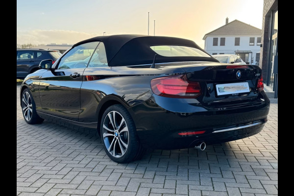 BMW 2 Serie Cabrio 218iA LUXURY ** LED, LEDER, APPLE/ANDROID, HiFi, 18-inch LMV, 2-zone AIRCO ** 2e EIG - Slechts 58.638km ** ** INFORMEER OOK NAAR ONZE AANTREKKELIJKE FINANCIAL-LEASE TARIEVEN **