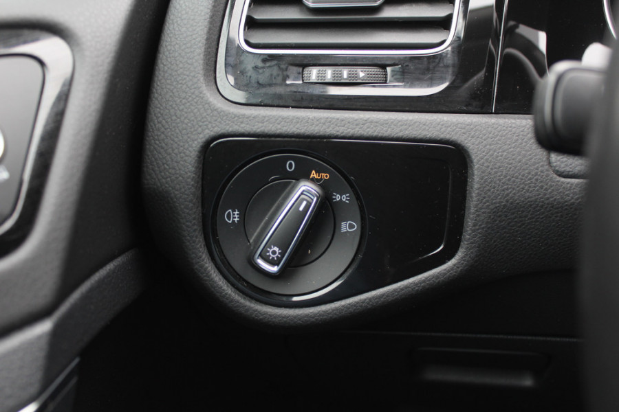 Volkswagen Golf 1.0 TSI Comfortline / Camera / CarPlay / 16'' / Navigatie / Parkeerhulp V+A / Getint glas / DAB / ACC