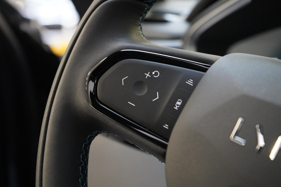 Lynk & Co 01 1.5 | Zwart optiek | Panoramadak | Navigatie | Memory | Apple CarPlay