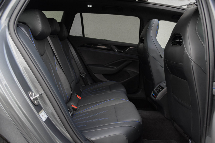 Volkswagen Passat Variant 1.5 eHybrid R-Line / Signature/ Harman Kardon/ Panoramadak / Trekhaak/ 200kW (272PK)