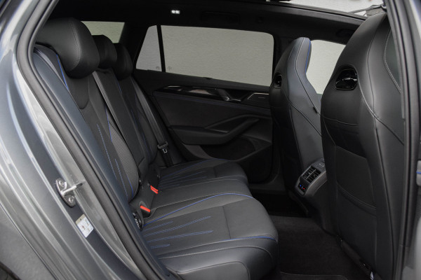 Volkswagen Passat Variant 1.5 eHybrid R-Line / Signature/ Harman Kardon/ Panoramadak / Trekhaak/ 200kW (272PK)