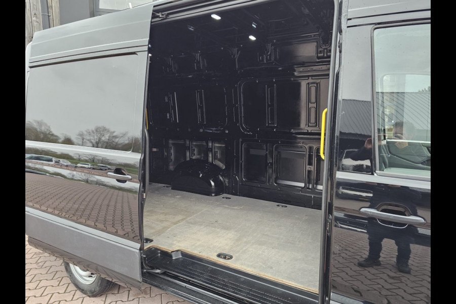 Volkswagen Crafter 35 2.0 TDI L3H3 Comfortline | Trekhaak | Camera | App-connect | Criuse | Bijrijdersbank |