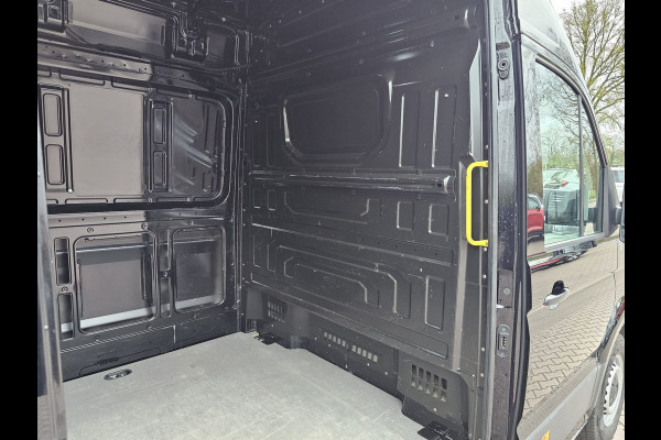 Volkswagen Crafter 35 2.0 TDI L3H3 Comfortline | Trekhaak | Camera | App-connect | Criuse | Bijrijdersbank |