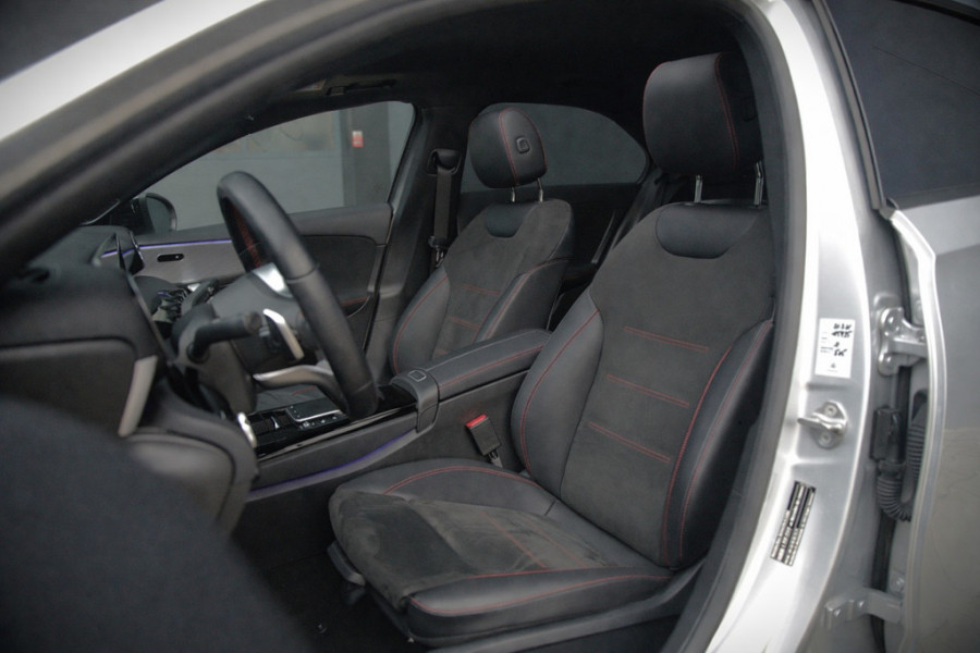 Mercedes-Benz A-Klasse 200 Business Solution AMG | Stoelverwarming | Camera | Keyless | Apple Carplay | Navigatie | Parkeersensoren | LED | BTW |