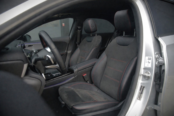 Mercedes-Benz A-Klasse 200 Business Solution AMG | Stoelverwarming | Camera | Keyless | Apple Carplay | Navigatie | Parkeersensoren | LED | BTW |