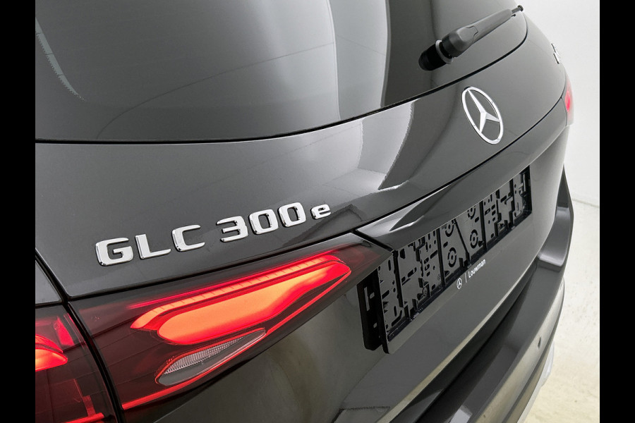Mercedes-Benz GLC 300e 4MATIC Business Solution Luxury | Advanced pakket | Trekhaak | Sierdelen ruitlook zilvergrijs | Smartphone-integratie | Stoelverwarming | Sfeerverlichting | Warmtewerend, donkergetint glas |