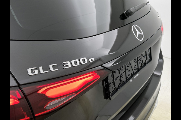 Mercedes-Benz GLC 300e 4MATIC Business Solution Luxury | Advanced pakket | Trekhaak | Sierdelen ruitlook zilvergrijs | Smartphone-integratie | Stoelverwarming | Sfeerverlichting | Warmtewerend, donkergetint glas |