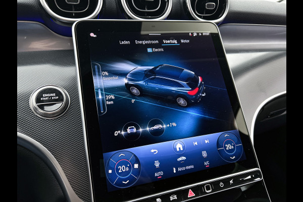 Mercedes-Benz GLC 300e 4MATIC Business Solution Luxury | Advanced pakket | Trekhaak | Sierdelen ruitlook zilvergrijs | Smartphone-integratie | Stoelverwarming | Sfeerverlichting | Warmtewerend, donkergetint glas |
