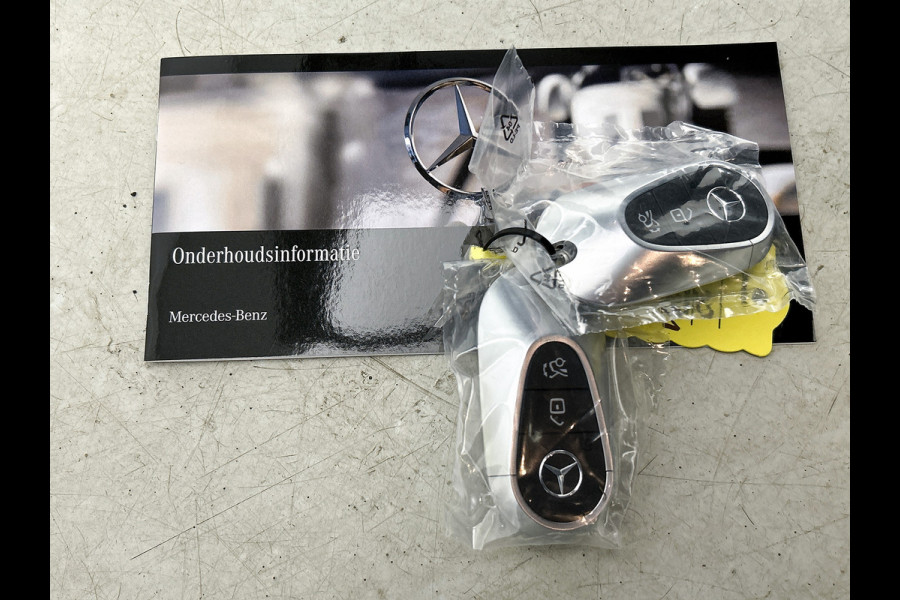 Mercedes-Benz GLC 300e 4MATIC Business Solution Luxury | Advanced pakket | Trekhaak | Sierdelen ruitlook zilvergrijs | Smartphone-integratie | Stoelverwarming | Sfeerverlichting | Warmtewerend, donkergetint glas |