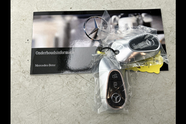 Mercedes-Benz GLC 300e 4MATIC Business Solution Luxury | Advanced pakket | Trekhaak | Sierdelen ruitlook zilvergrijs | Smartphone-integratie | Stoelverwarming | Sfeerverlichting | Warmtewerend, donkergetint glas |