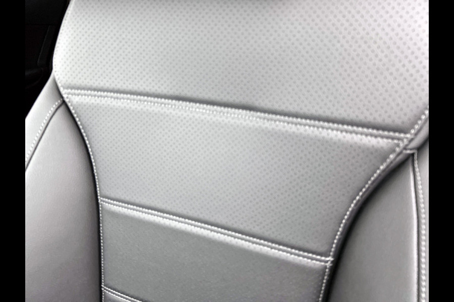 Mercedes-Benz GLC 300e 4MATIC Business Solution Luxury | Advanced pakket | Trekhaak | Sierdelen ruitlook zilvergrijs | Smartphone-integratie | Stoelverwarming | Sfeerverlichting | Warmtewerend, donkergetint glas |